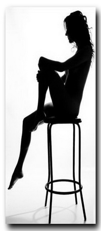 Коварная голая девушка на стуле
