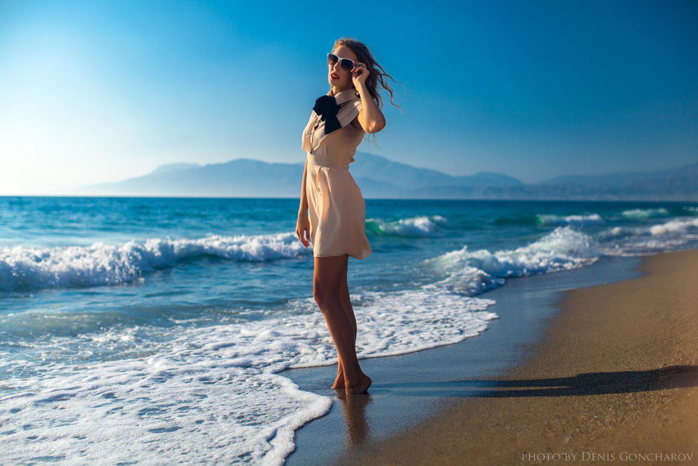 Девушка позирует возле моря