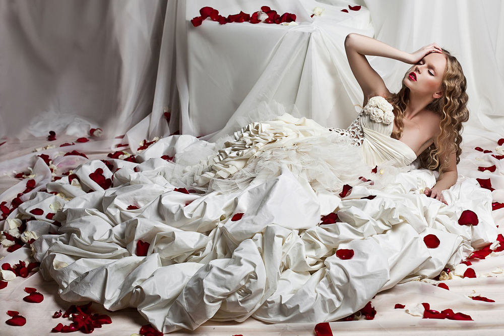 Невеста в лепестках
