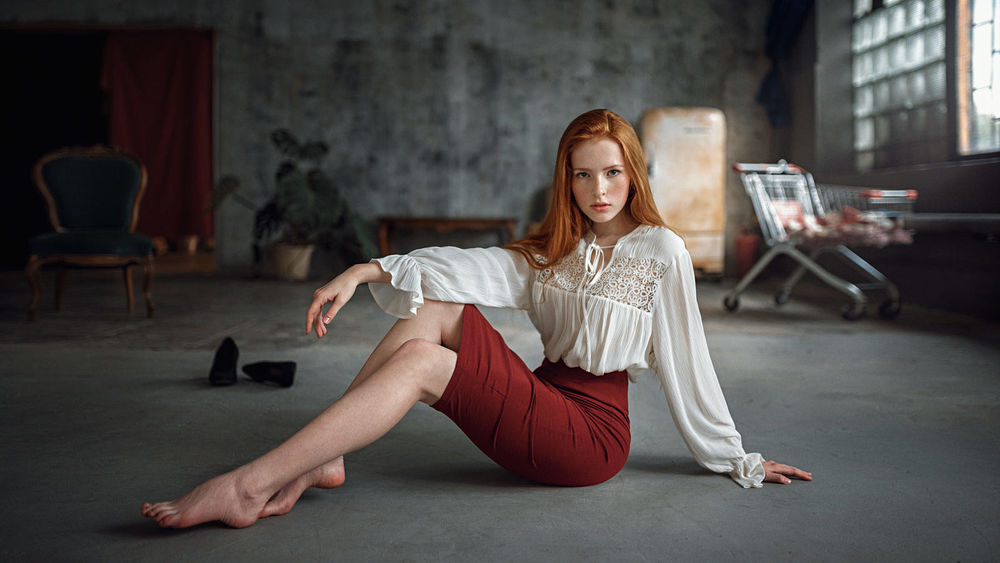 Обои Модель Ирина в белой блузе и юбке сидит на полу фотограф Георгий Чернядьев обои для