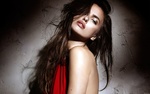 Обои Модель Irina Shayk / Ирина Шейк, прикрытая красной тканью, позирует, стоя у стены