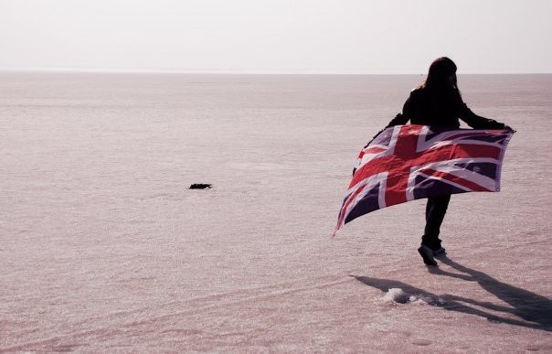 девушки с британским флагом