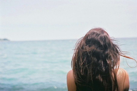 Фото Девушки Брюнетки Спиной На Море