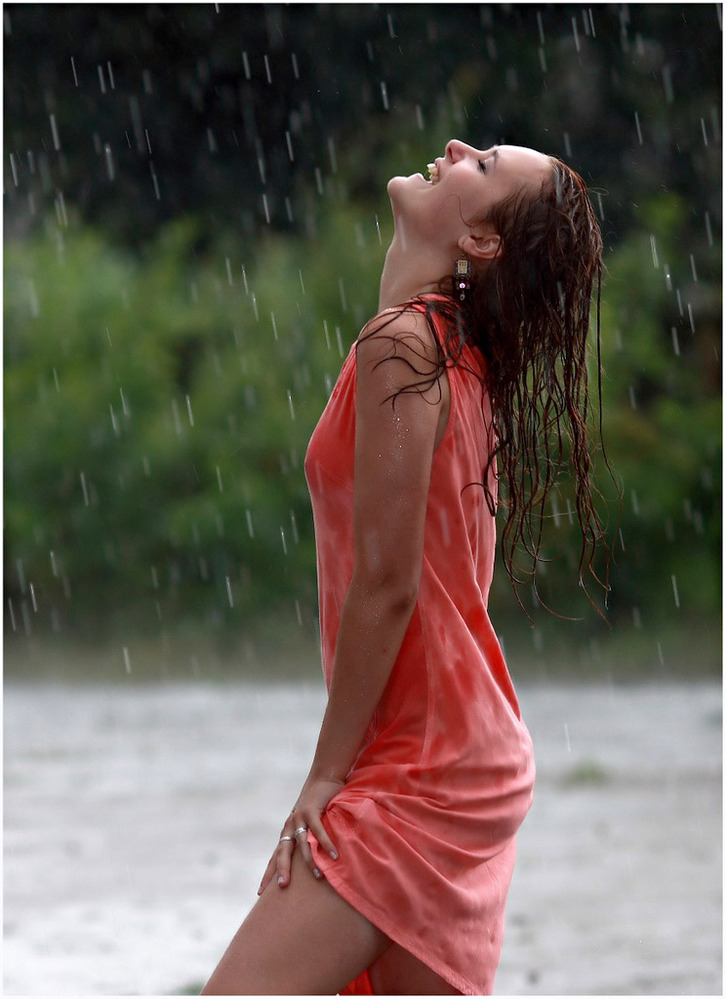 Девушка в мокрой маечке под душем