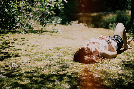 Девушка с каштановыми волосами сосет хуй на траве до камшота 