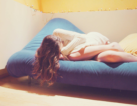 Худая девушка лежит на кровати фото