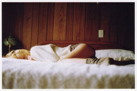 Оголенная блондинка спит на кровати и проветривает аккуратную киску порно фото