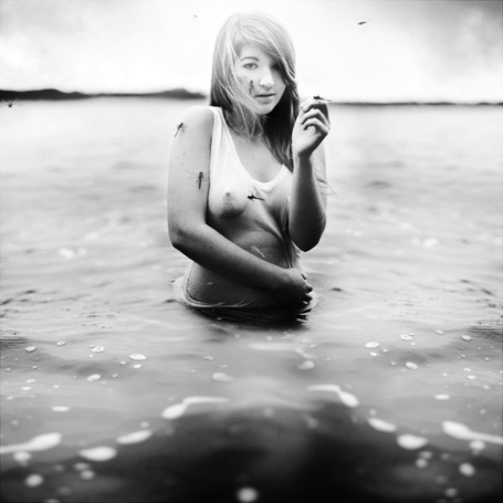 Фото Девушка стоит в воде, на нее садятся стрекозы, фотограф Karrah Kobus