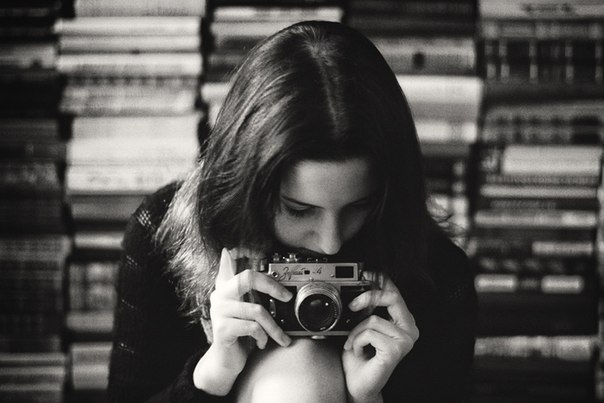Девушка на профессиональный фотоаппарат Девушка на профессиональный фотоаппарат