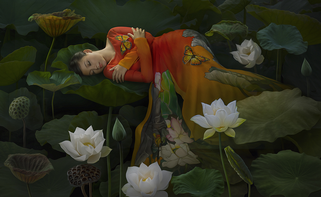 Фото Девушка в восточном платье, спит на листьях в окружении цветов лилий