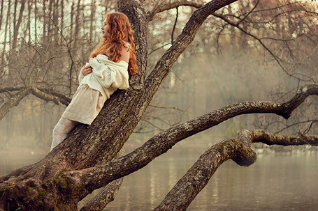 Эротика фото - рыжая девушка под деревом