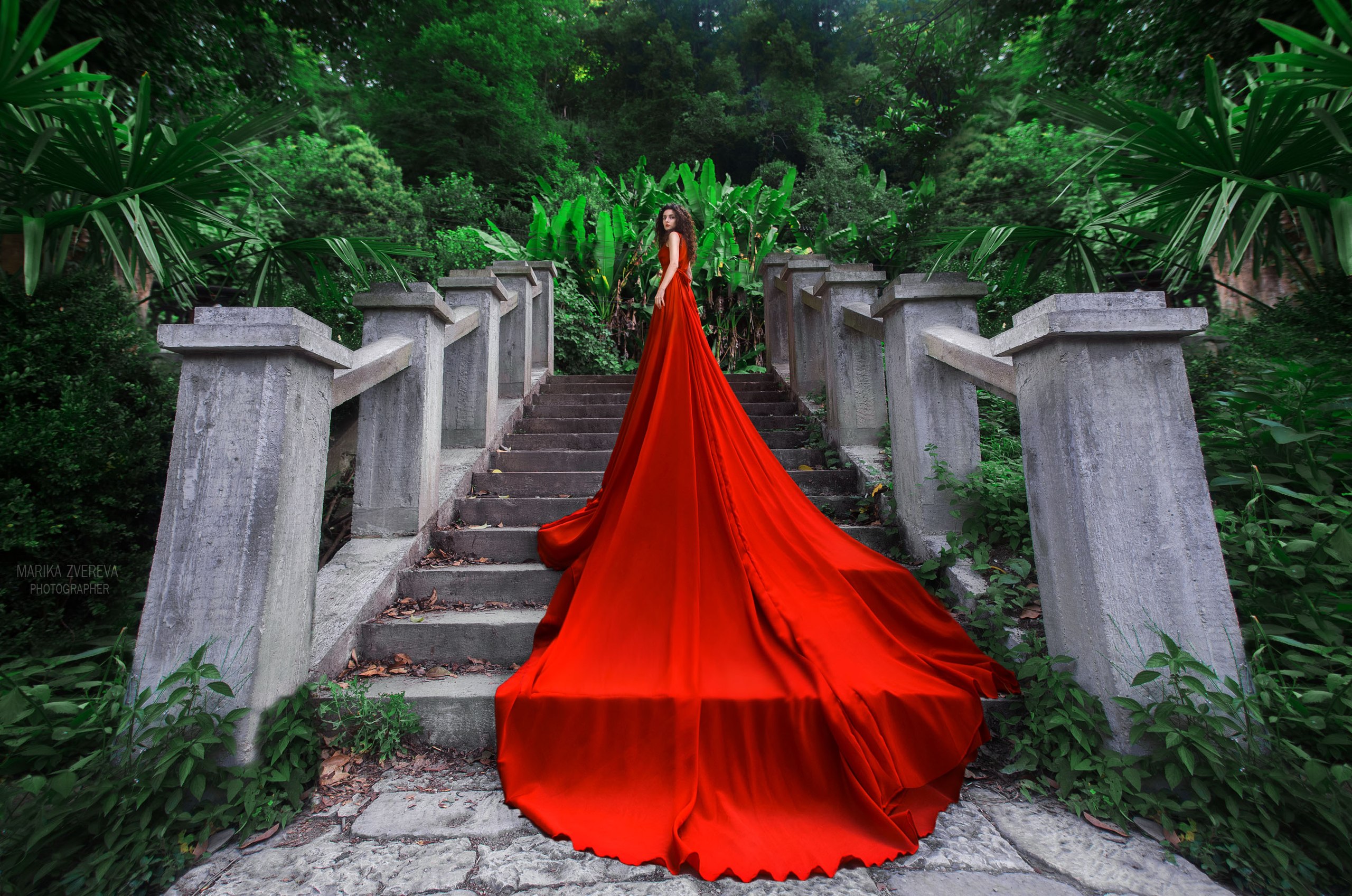 Красное Платье Со Шлейфом