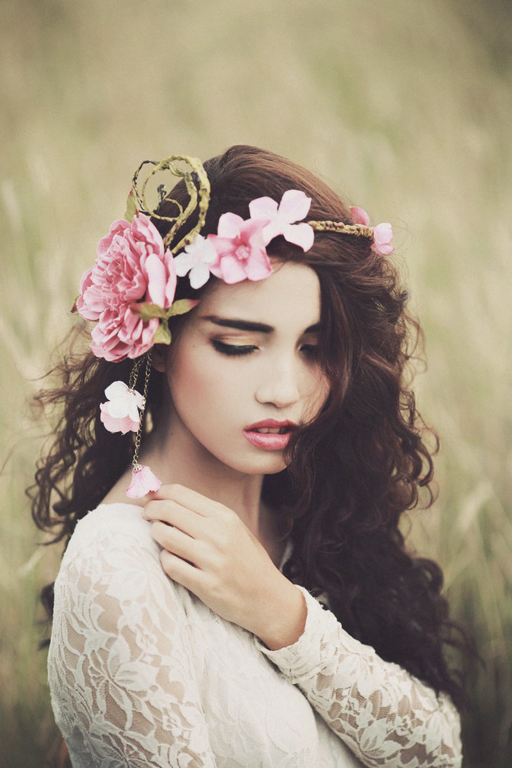 Красотка с цветком в волосах