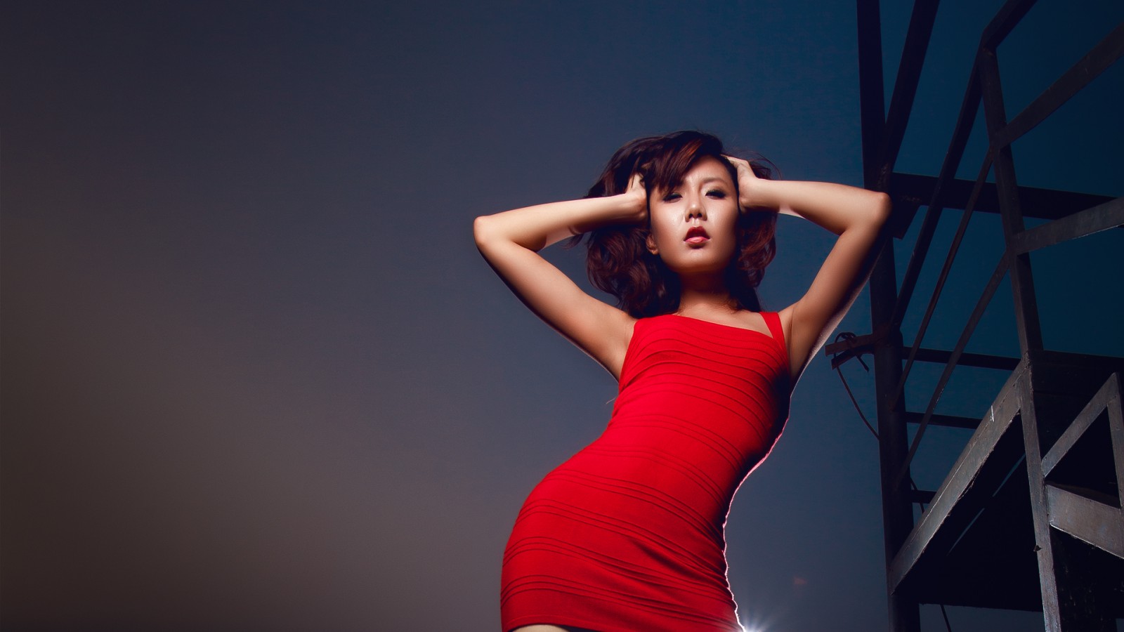 Секси азиатка в красном корсете