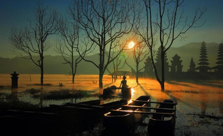Фото Девушка на фоне восхода солнца, работа Sunrise at Tamblingan Lake, Bali / восход солнца на озере Tamblingan, Бали, ву Fairawati Bagdja