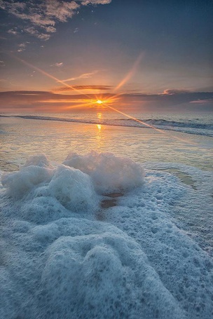 Фото Закат солнца на море, на переднем плане набегающая пенящаяся волна. Ялта, Крым, Россия / Yalta, Crimea, Russia, фотограф Сергей Титов
