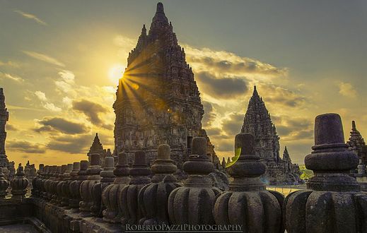 Фото Сквозь древний храм пробиваются лучи солнца, фотограф Roberto Pazzi