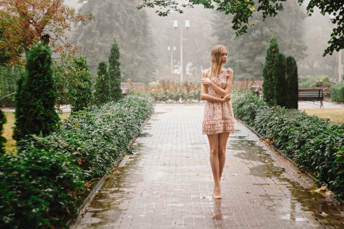 Гуляя по парку племянница спустила платье оголив сиси фото