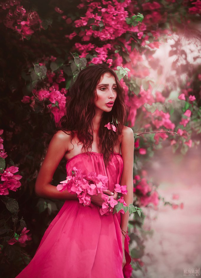 Красотка в розовом платье