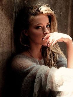 Фото Актриса Amber Heard / Эмбер Херд сидит у стены