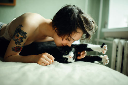 Фото Девушка с котом на кровати, фотограф Marat Safin