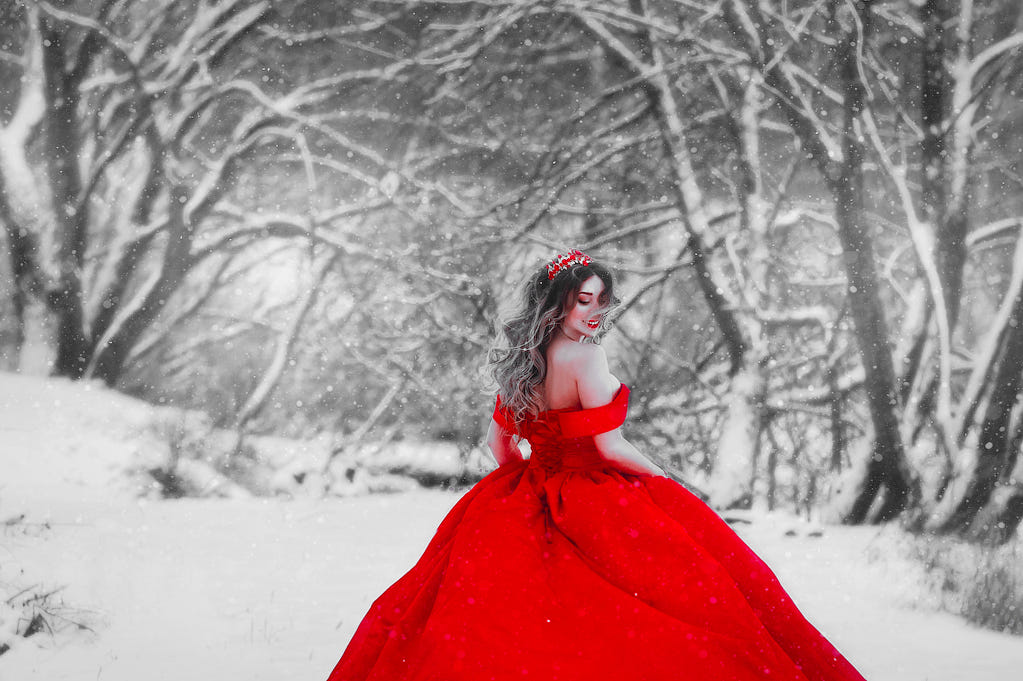 Девушка В Красном Платье В Лесу