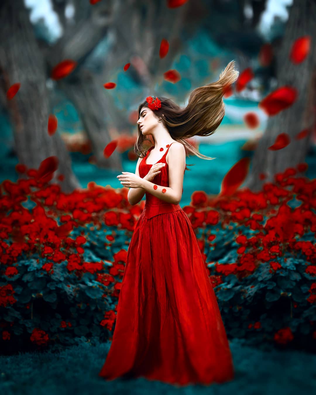 Девочка В Красном Платье Поет
