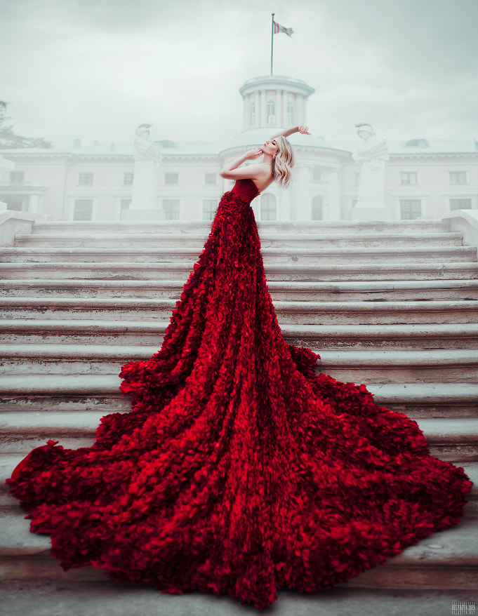 Шла В Красном Платье