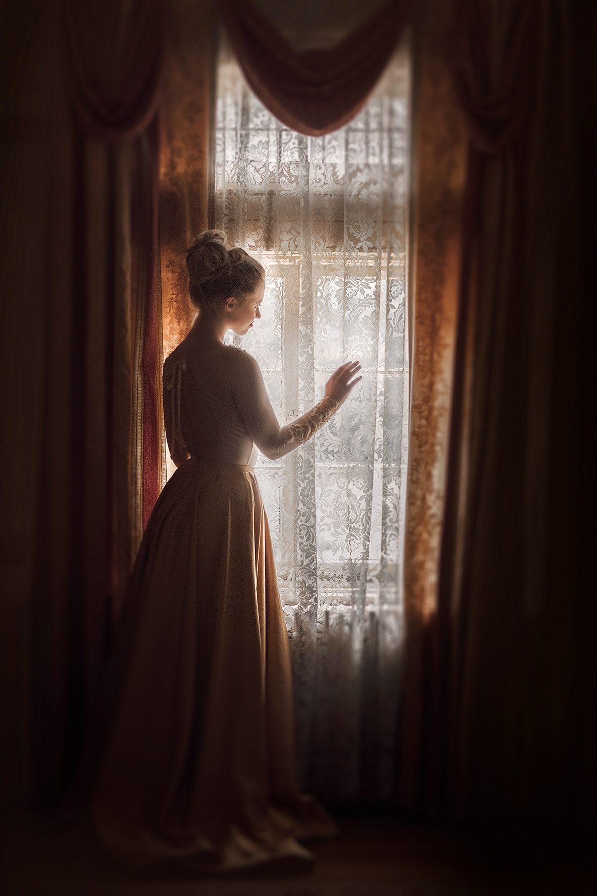 Красивая девочка у окна фото