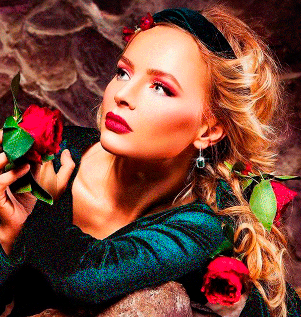Анимация Девушка блондинка с обручем и цветами на голове, с развевающимися белыми волосами, с красными розами вокруг нее, держит в руках красную розу