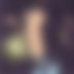 Аватар Мужчина фотографирует телефоном обнаженную грудь девушки с чайником