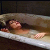 Мертвая девушка в ванной.