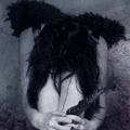 99px.ru аватар Горе ангела / Девушка с черными волосами и черными ангельскими крыльями грустно опустила голову на колени