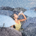 99px.ru аватар Девушка в желтой майке пьет из бутылки под дождем среди серых зонтов