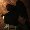 99px.ru аватар Грустный ангел с черными крыльями, опустив голову, сидит на табуретке у стены