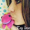 99px.ru аватар Девушка целует розовую игрушку, Toy love