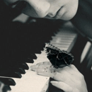 99px.ru аватар рука на пианино, на руке бабочка
