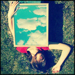 99px.ru аватар Девушка лежит на траве с картиной неба