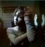 Аватар Черно-белая девушка задумалась