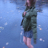 99px.ru аватар Девушка весело шагает по лужам