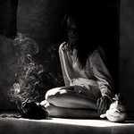 Аватар Девушка с сигаретой и игрушкой ждет звонка