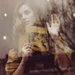 Аватар девушка с книгой за секлом