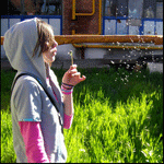 Аватар Девушка дует на одуванчик