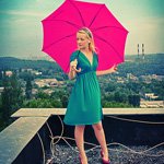 Аватар Девушка с зонтиком на крыше