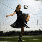 99px.ru аватар девушка в платье играет в футбол