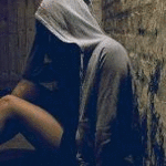 99px.ru аватар одинокая девушка сидит у стены