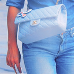 Аватар Девушка с голубой сумкой Chanel