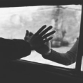 Аватар руки парня и девушки за стеклом