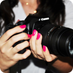 99px.ru аватар Девушка с розовыми ногтями и фотоаппарат (Canon)