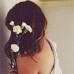 99px.ru аватар девушка стоит лицом к стене и держит белые цветы